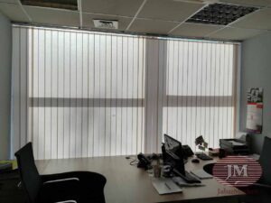 Вертикальные тканевые жалюзи для офиса отлично сочетаются с горизонтальными алюминиевыми жалюзи 25мм - г.Москва, ул.Докукина
