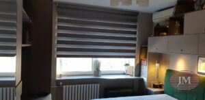 Рулонная штора LOUVOLITE Зебра в коробе с электроприводом для спальной комнаты - г.Москва, Мичуринский проспект