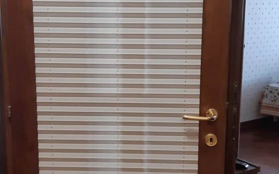 Штора плиссе с коричневой фурнитурой для двери — г.Москва, ул.Таллинская
