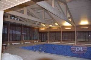 Горизонтальные жалюзи из дерева 50мм с декоративной тесьмой установлены в бассейне