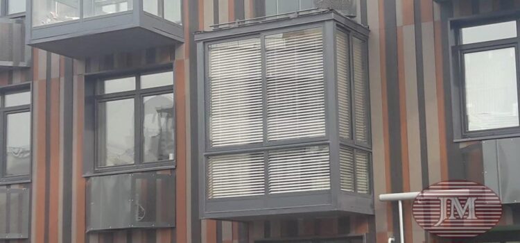 Горизонтальные жалюзи 50мм из дерева для балконного блока