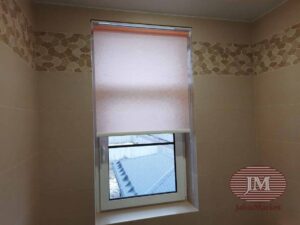 Свободновисящие рулонные шторы из ткани Шёлк персик в проём окна - КП белая Руза