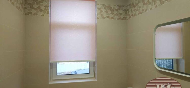 Свободновисящие рулонные шторы из ткани Шёлк персик в проём окна - КП белая Руза