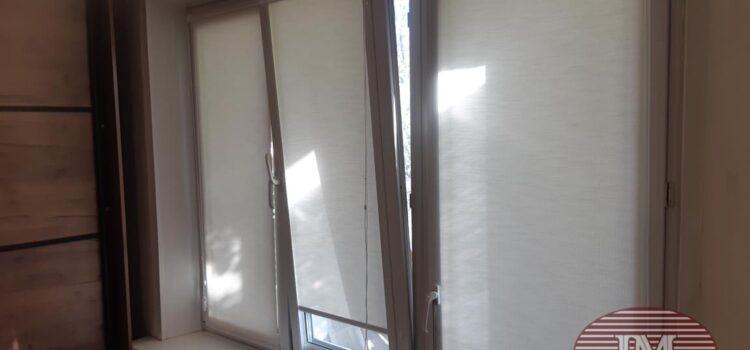 Оформление окна с выходом на балкон, рулонные шторы, комбинация из 2х систем на одном окне — г.Москва
