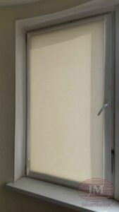 Рулонные шторы в системе MINI из ткани Монако тёмно-бежевый с нижней фиксацией на магниты - Москва, ул.Чистяковой