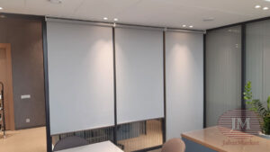 Свободновисящие рулонные шторы из ткани Карина серая - г.Москва, офисное помещение