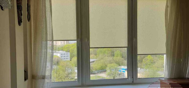 Рулонные шторы в кассетной системе UNI2 , профиль белый. Ткань Шёлк св.бежевый — Москва, Волоколамское шоссе