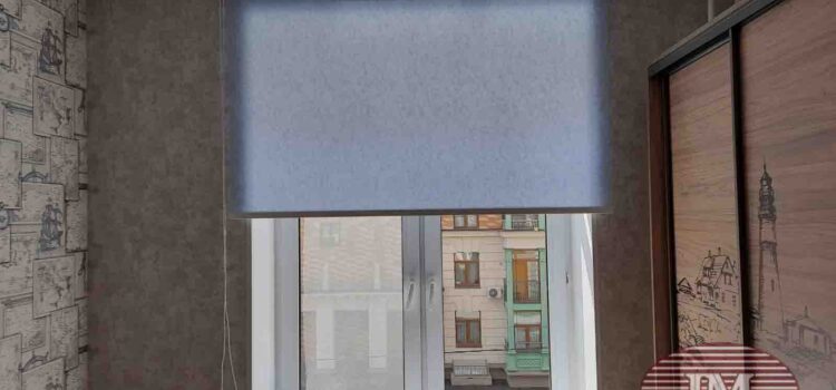 Свободновисящая рулонная штора из ткани Шёлк морозно-голубой. Монтаж изделия на стену - г.Красногорск
