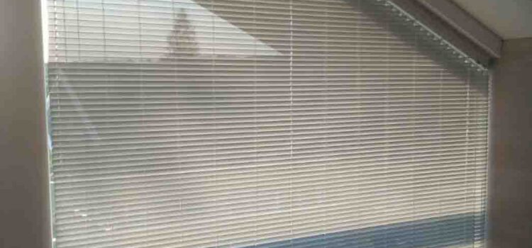 Горизонтальные алюминиевые жалюзи 25мм на скошенные окна, цвет №1 — МО, Серпуховской район