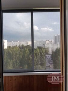 Свободновисящая рулонная штора из ткани Скрин 8 (5%), нижняя планка (антрацит) - г.Москва