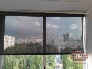 Свободновисящая рулонная штора из ткани Скрин 8 (5%), нижняя планка (антрацит) - г.Москва