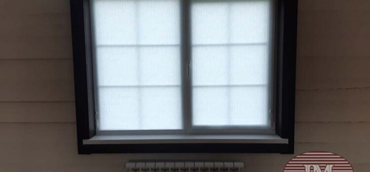 Свободновисящие рулонные шторы в системе MINI из ткани Ниагара белый с нижней фиксацией на магниты — Московская область, д.Бараново
